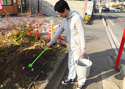 （土の中にもゴミが・・・）